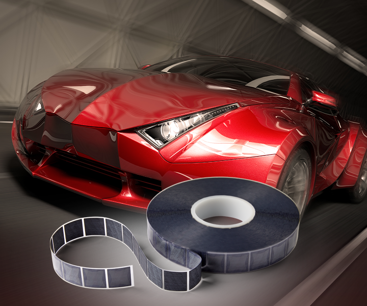 画像：赤い自動車とヘッドランプ用ゴア オートモーティブベント