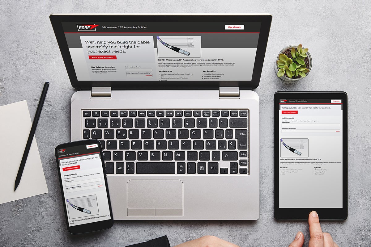 ノートPC、タブレット、スマートフォンに表示されたゴアのマイクロウェーブ/RFケーブルアセンブリビルダー。