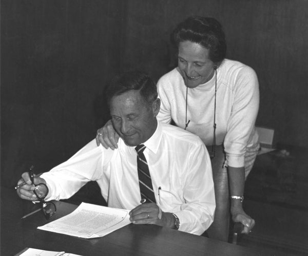 画像：書類に署名をするビル・ゴアとその妻ヴィーヴ・ゴア