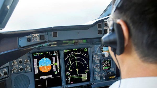 民間航空機のコックピット・キャビンディスプレイ向けゴア® FireWire® ケーブル