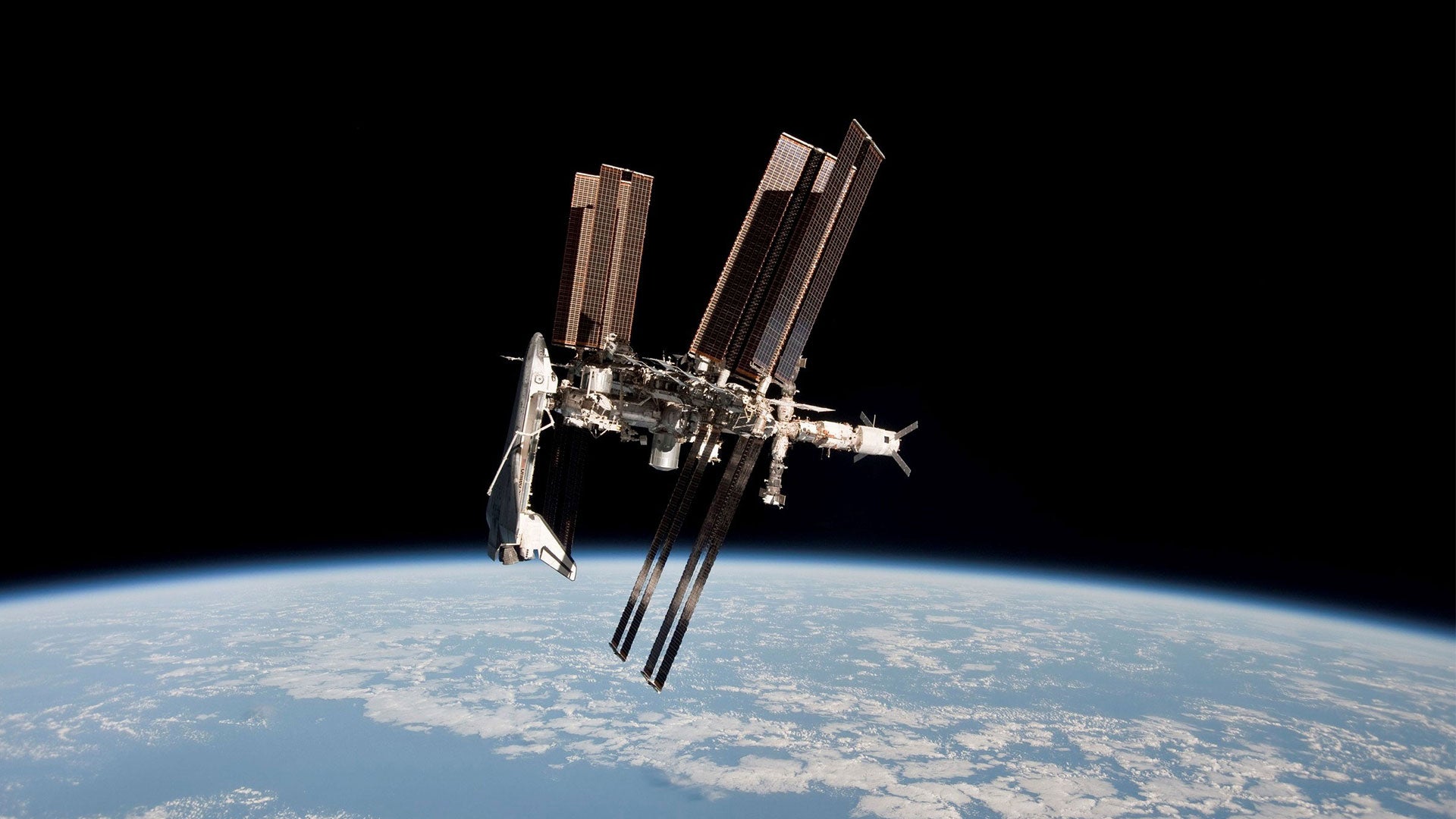 国際宇宙ステーション(ISS)とスペースシャトル「エンデバー」