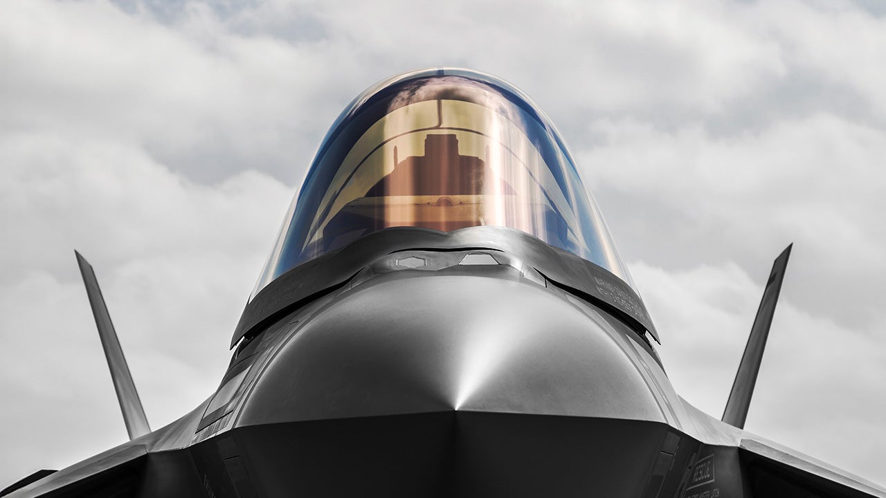 軍用航空機搭載システム向け ゴア®防湿密閉マイクロウェーブ/RFケーブルアセンブリ