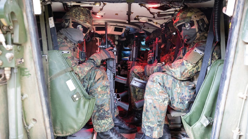 軍用車両内での配線作業を効率化