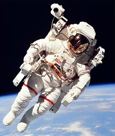 地球を背景に宇宙に浮かぶ宇宙飛行士の画像