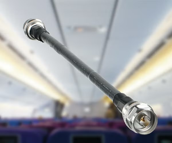 旅客機の機内を背景にしたケーブルアンテナ製品の画像