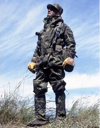 迷彩装備を着用した1980年代の軍人の写真