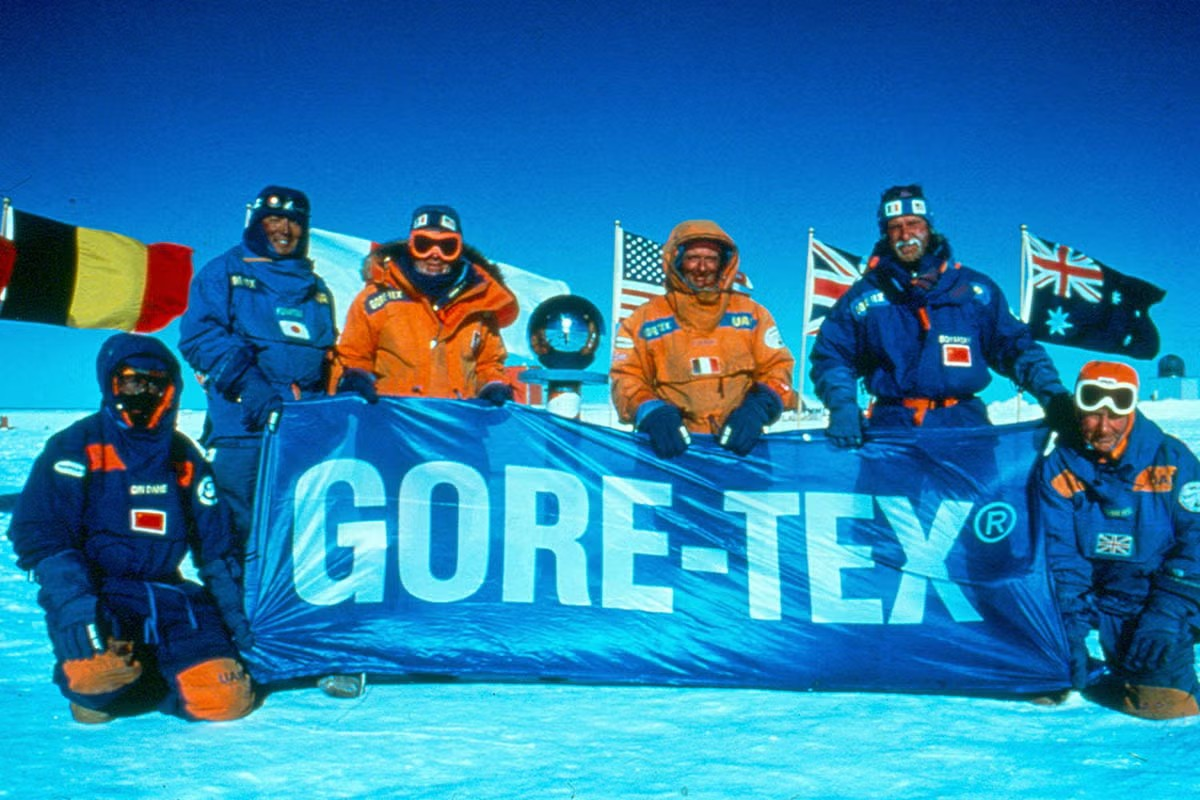 南極で防寒具を着用してGORE-TEXの横断幕を掲げる人たちの集合写真