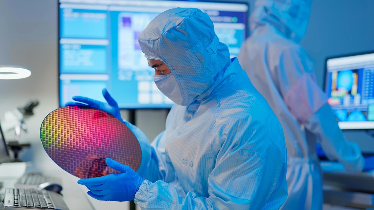 クリーン環境でPPEを利用している技術者。