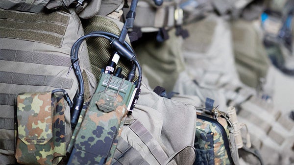 ユニフォームを着用し、通信機器を装備した兵士の後ろ姿