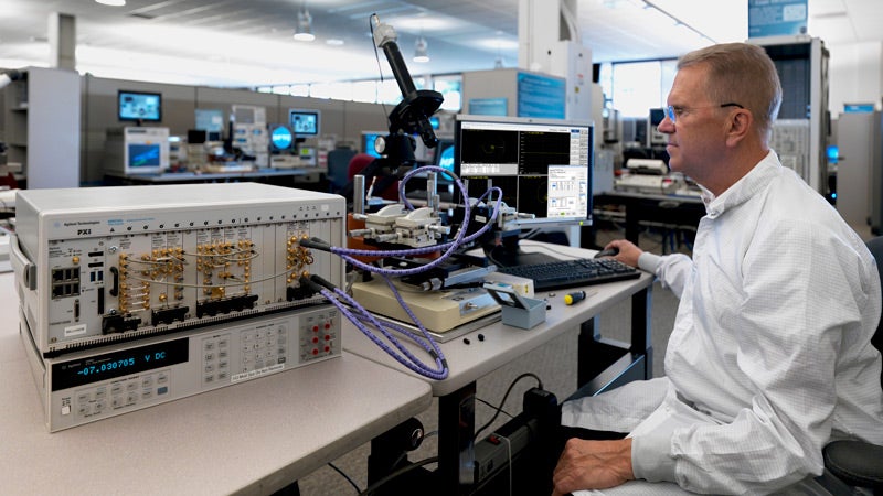 特殊な装置で試験を行うKeysight Technologies, Inc.の技術者