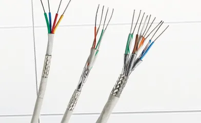 内部配線が見える3本のイーサネットケーブル