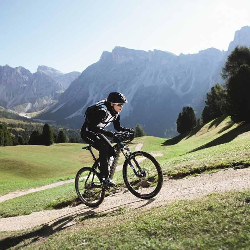 上り坂を上る自転車