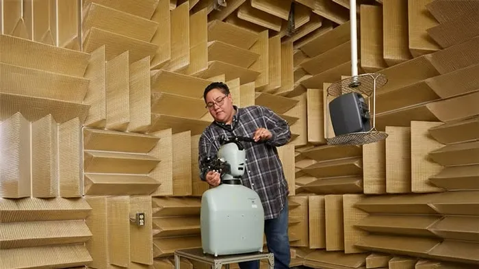 防音室で機器を使って録音する男性
