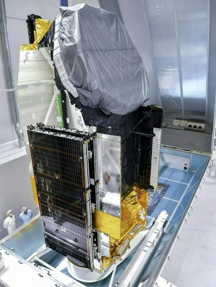 打ち上げ拠点への出荷準備が進むThuraya-4
