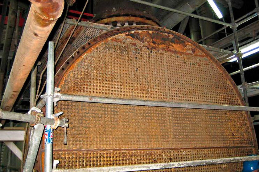 スペインの石油化学工場で、ガス塔コンデンサーの鋼製熱交換器が激しく腐食していました。